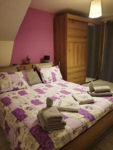 sypialnia z łóżkiem z kocami i poduszkami w obiekcie Gîte ma vie là avec jacuzzi privatif w mieście Saint-Julien-de-Cassagnas