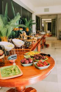 uma linha de buffet com diferentes tipos de frutas e vegetais em Hotel Subur Maritim em Sitges