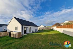 a white house in a yard with a fence at Algarth, Stromness, Orkney - OR00218F in Stromness