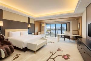 Televiisor ja/või meelelahutuskeskus majutusasutuses Radisson Blu Hotel Wuhan ETD Zone