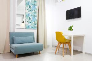 a living room with a chair and a table at Le stanze di Mami in Salerno