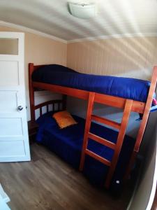 Cette chambre comprend deux lits superposés et un petit lit. dans l'établissement Casa Santa María, à Pichilemu