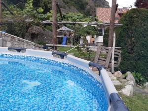 納圖爾諾的住宿－Brunnerhof，一座带房子的庭院内的大型游泳池