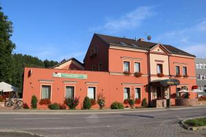 un bâtiment orange sur le côté d'une rue dans l'établissement Penzion Poříčí, à Trutnov