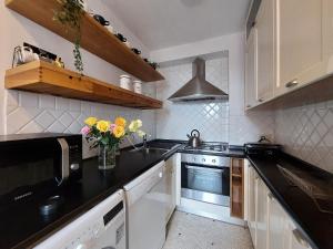 A kitchen or kitchenette at Prestigious Tagliamento Terrace Még 29 kép
