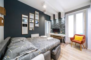 a bedroom with a bed and a desk in it at Frontière Monaco, Appartement neuf - AM in Beausoleil