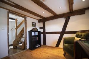 a living room with wooden beams on the walls at Rosige Zeiten, Ferien im Fachwerkhaus in Kommern