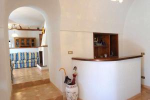 een woonkamer met een boog en een vaas bij Villa Giovanna Trullo in Ostuni