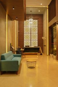 Hotel Bekal International في كاساراجود: غرفة معيشة مع أريكة وطاولة بلياردو