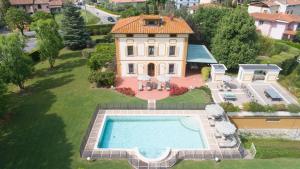 an aerial view of a house with a swimming pool at Villa Colombai in Orentano