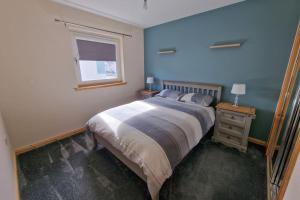 een slaapkamer met een groot bed en een raam bij 18 Gold Drive, Kirkwall, Orkney - OR00185F in Orkney