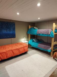 1 dormitorio con 2 literas y alfombra en Girasoles de Valdes en Puerto Pirámides