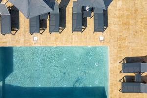 een uitzicht over een zwembad met parasols bij Pietra Di Mare in Petres