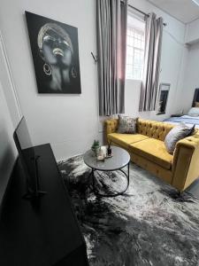Ruang duduk di `Luxury Cosy City Apartment