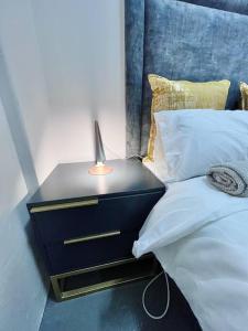 سرير أو أسرّة في غرفة في `Luxury Cosy City Apartment