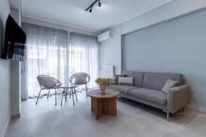 sala de estar con sofá y mesa en Phaedrus Living Luxury Flat Ampelokipoi, en Atenas