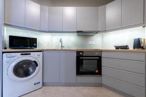 A kitchen or kitchenette at Phaedrus Living Luxury Flat Ampelokipoi