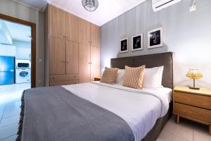 1 dormitorio con 1 cama grande y baño en Phaedrus Living Luxury Flat Ampelokipoi, en Atenas
