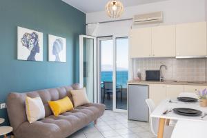 a living room with a couch and a kitchen at Pietra Di Mare in Petres