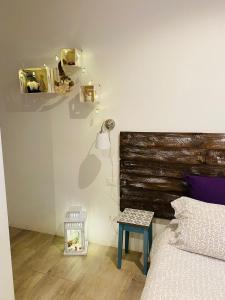1 dormitorio con 1 cama, 1 mesa y 1 lámpara en B&B MonteCengio, en Trieste