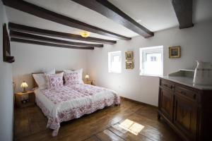een slaapkamer met een bed en 2 ramen bij Rosige Zeiten, Ferien im Fachwerkhaus in Kommern