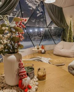 a room with a table with a christmas tree in a tent at Czorsztyn Glamp in Maniowy