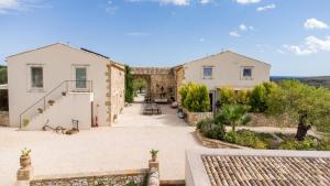 an external view of a building with a courtyard at I Carusi Relais in Noto