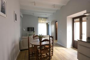 eine Küche und ein Esszimmer mit einem Tisch und Stühlen in der Unterkunft Apartamento La Casa del Santo in Carmona