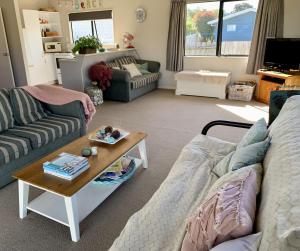 Χώρος καθιστικού στο Whangamata Beach Break - Whangamata Holiday Home