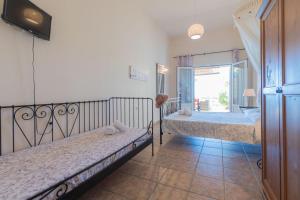 1 dormitorio con 2 camas y ventana en Glorious Sunset & Sea View Studio Mariastella 5 en Agios Gordios