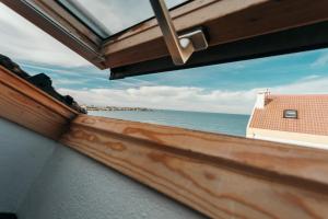 vistas al océano desde el balcón de una casa en Best Houses 21 - Surf House Perfect Location, en Baleal