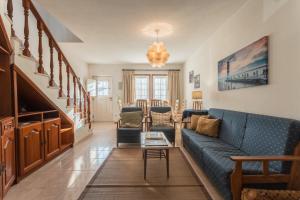 sala de estar con sofá azul y mesa en Best Houses 21 - Surf House Perfect Location, en Baleal