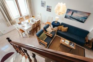 una sala de estar con un sofá y una mesa en Best Houses 21 - Surf House Perfect Location, en Baleal 38 fotos más