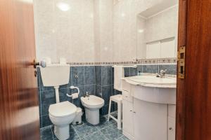 un baño con inodoro y lavabo en Best Houses 21 - Surf House Perfect Location, en Baleal