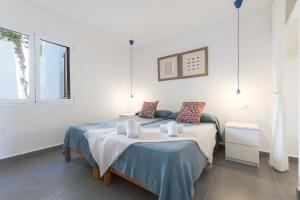 una stanza bianca con un letto e una finestra di Apartamento Ferrera Park 407 a Cala Ferrera Altre 27 foto