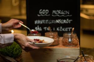 Makanan di atau berdekatan hotel