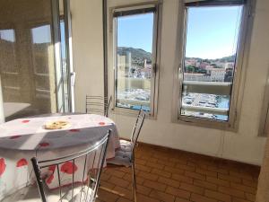 ポール・ヴァンドルにあるAppartement Port-Vendres, 2 pièces, 4 personnes - FR-1-309-10の窓のある部屋(テーブル、椅子付)