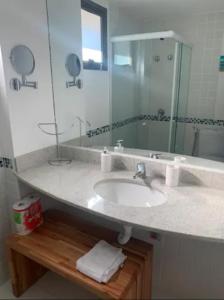 y baño con lavabo y espejo. en Flat in Apoador 2, en Río de Janeiro