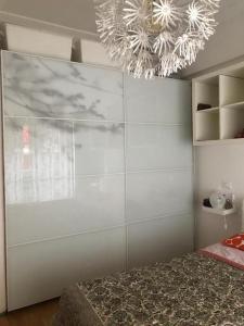A kitchen or kitchenette at confortevole appartamento per 5 persone a Portuense Még 2 kép