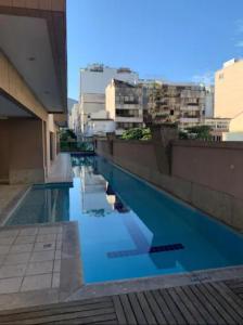 una piscina al lado de un edificio en Flat in Apoador 2, en Río de Janeiro