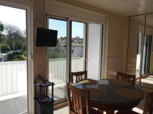 Appartement Arcachon, 1 pièce, 4 personnes - FR-1-319-341にあるテレビまたはエンターテインメントセンター