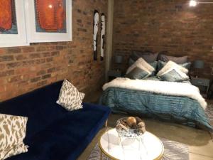 una sala de estar con una cama y un sofá en 317 Maboneng On Craft, en Johannesburgo 28 fotos más