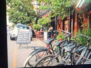 un grupo de bicicletas estacionadas junto a una acera en 317 Maboneng On Craft, en Johannesburgo