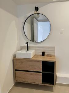 ル・トレポールにあるL'air Du Temps - appartement cosy au Tréportの洗面台と鏡のあるバスルーム