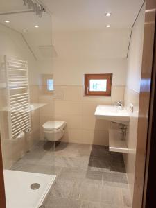 un bagno con un water e un lavandino di Ferienwohnung Helma a Blons