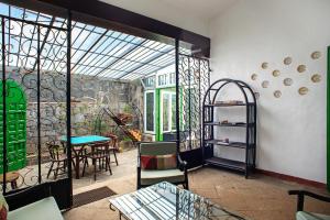 Zimmer mit einer Terrasse mit Tisch und Stühlen in der Unterkunft La Veguetilla in Vega de San Mateo