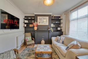 uma sala de estar com um sofá e uma mesa em Guest Homes - Loughborough Road House em Leicester