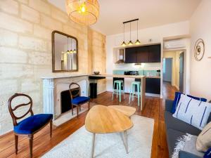 a living room with a couch and a table at Appartements Climatises en Hyper Centre in Bordeaux