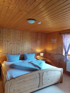 - une chambre avec un grand lit et un plafond en bois dans l'établissement Urlaub an der Grenze, à Lauterbach