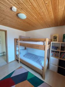 Schlafzimmer mit Etagenbetten und Holzdecke in der Unterkunft Urlaub an der Grenze in Lauterbach